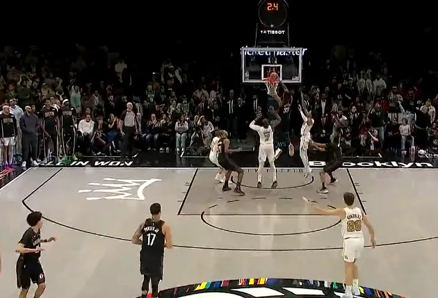 开云-克拉克斯顿关键时刻两次补扣，篮网落后凯尔特人9分追进加时