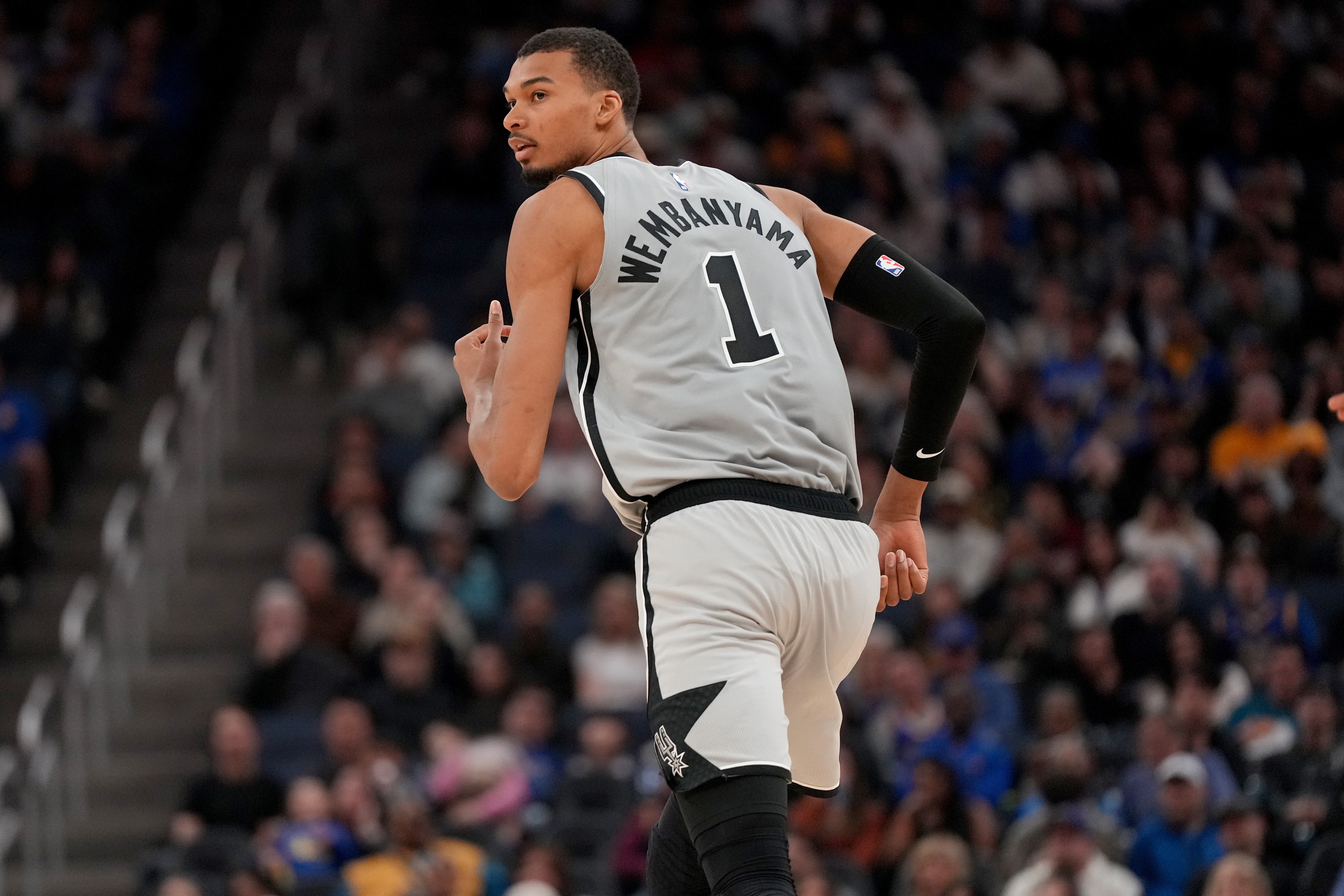 kaiyun-大布泽尔：文班亚马是防守多面手 而且他的进攻潜力无限