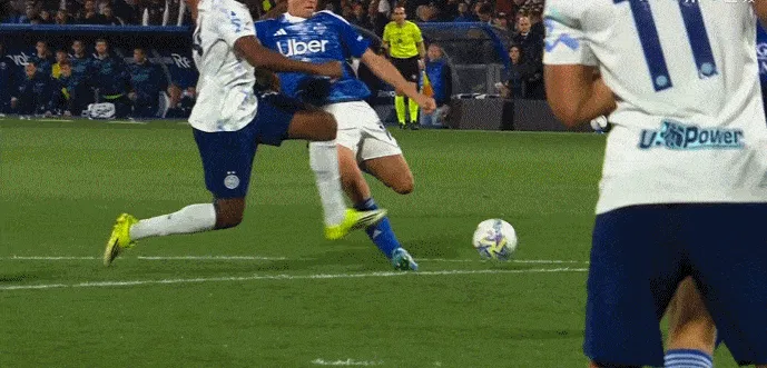 开云体育官网-帕斯邦尼碰撞裁判判点，达库尼亚主罚命中，科莫3-4国米